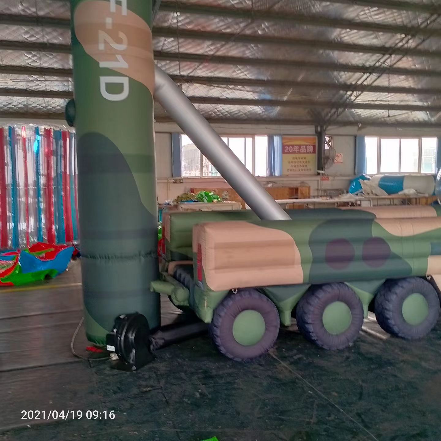 合浦军事演习中的充气目标车辆：模拟发射车雷达车坦克飞机